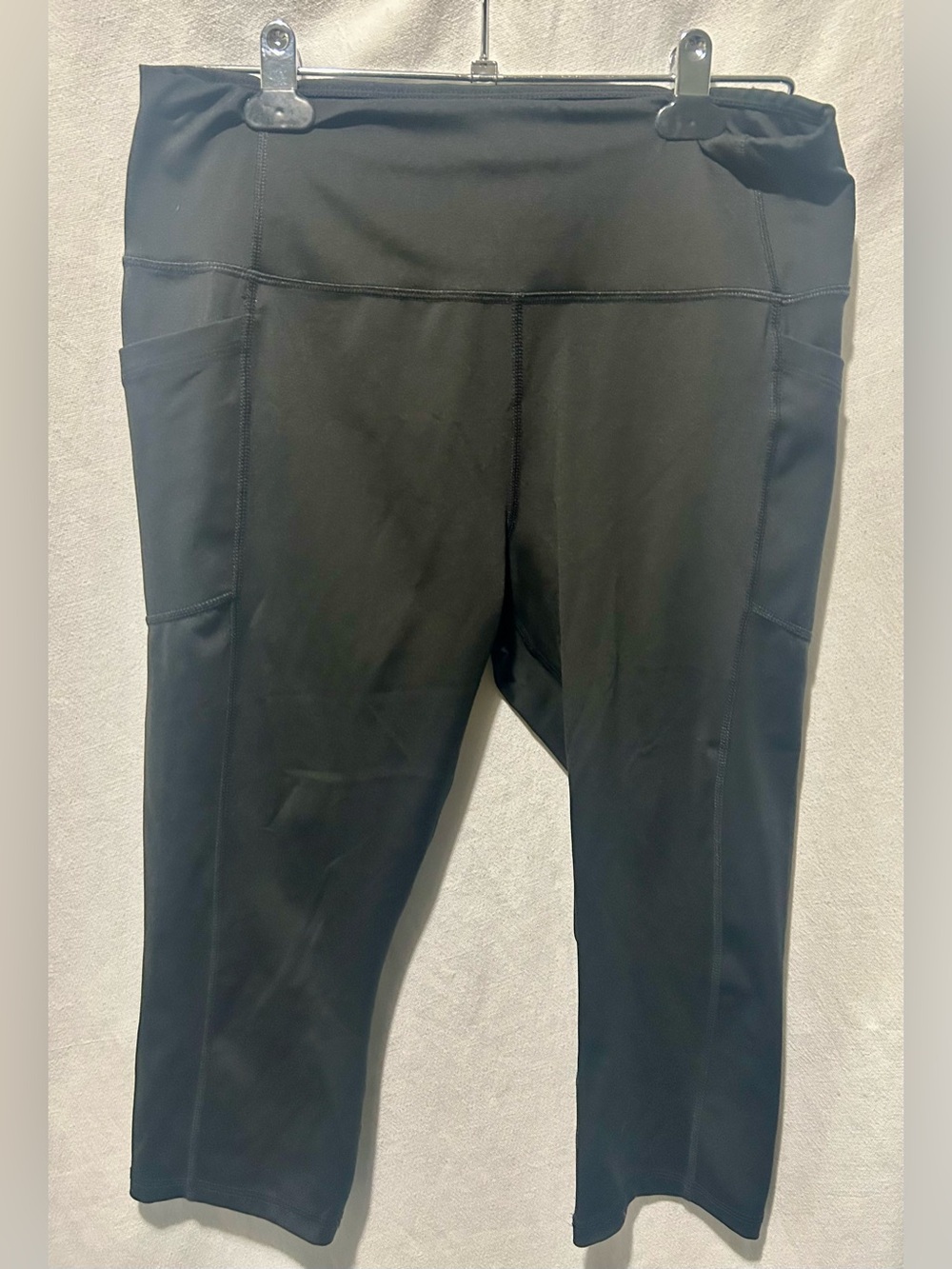 Women's Black High-Waist Active Capri Pants with Side Pockets L 12-14